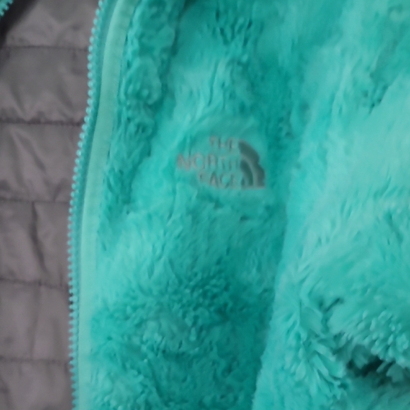 The North Face Girls Reversible Light Gray Puffer with Aqua Trim - Picture 5 of 7